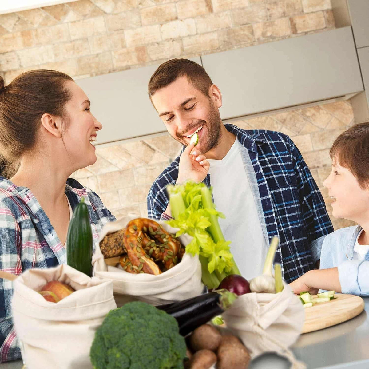 Familie mit Baumwollbeuteln beim Einkauf – SKU 39811255